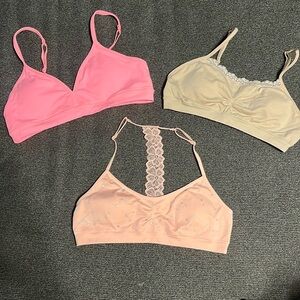 3 bralettes in the size Youth Medium (32)